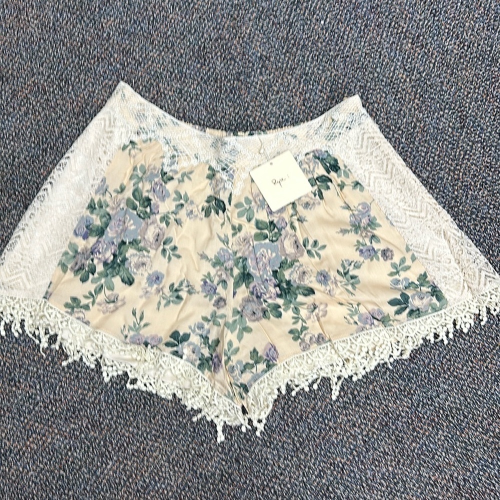 NWT Ryu boutique showers with lace and size zip size medium.